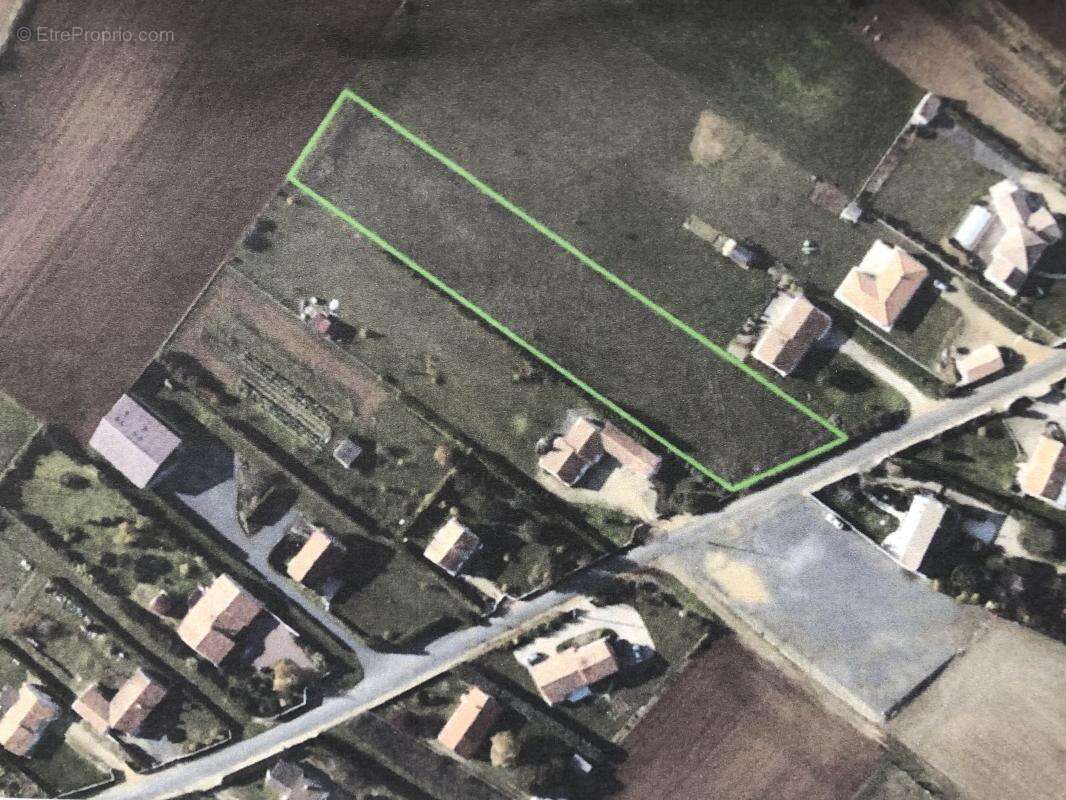 Terrain à VENDEUVRE-DU-POITOU