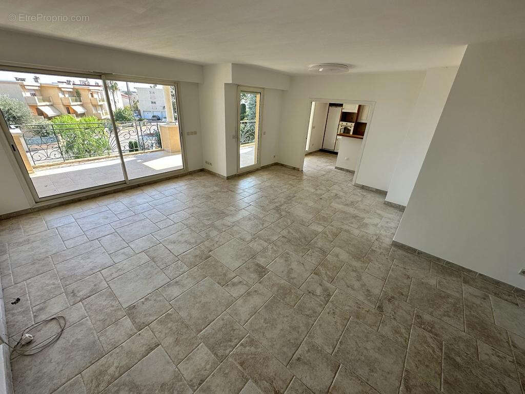 Appartement à SAINT-LAURENT-DU-VAR