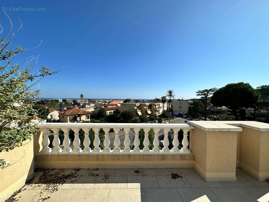 Appartement à SAINT-LAURENT-DU-VAR