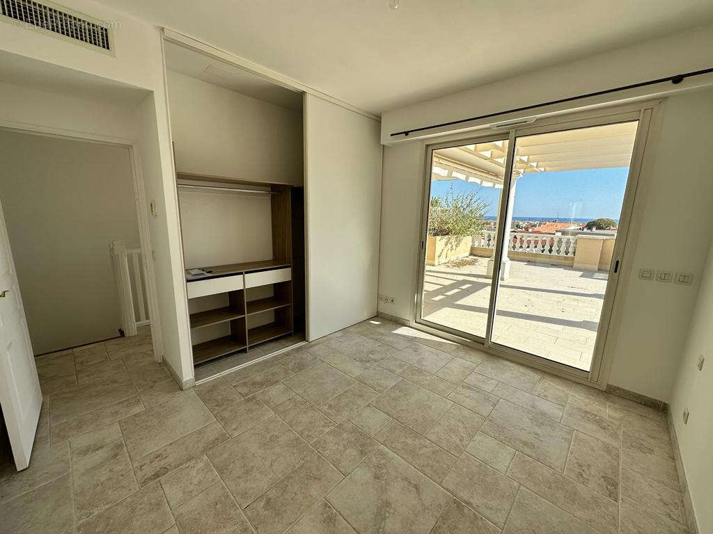 Appartement à SAINT-LAURENT-DU-VAR