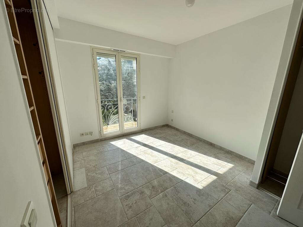 Appartement à SAINT-LAURENT-DU-VAR