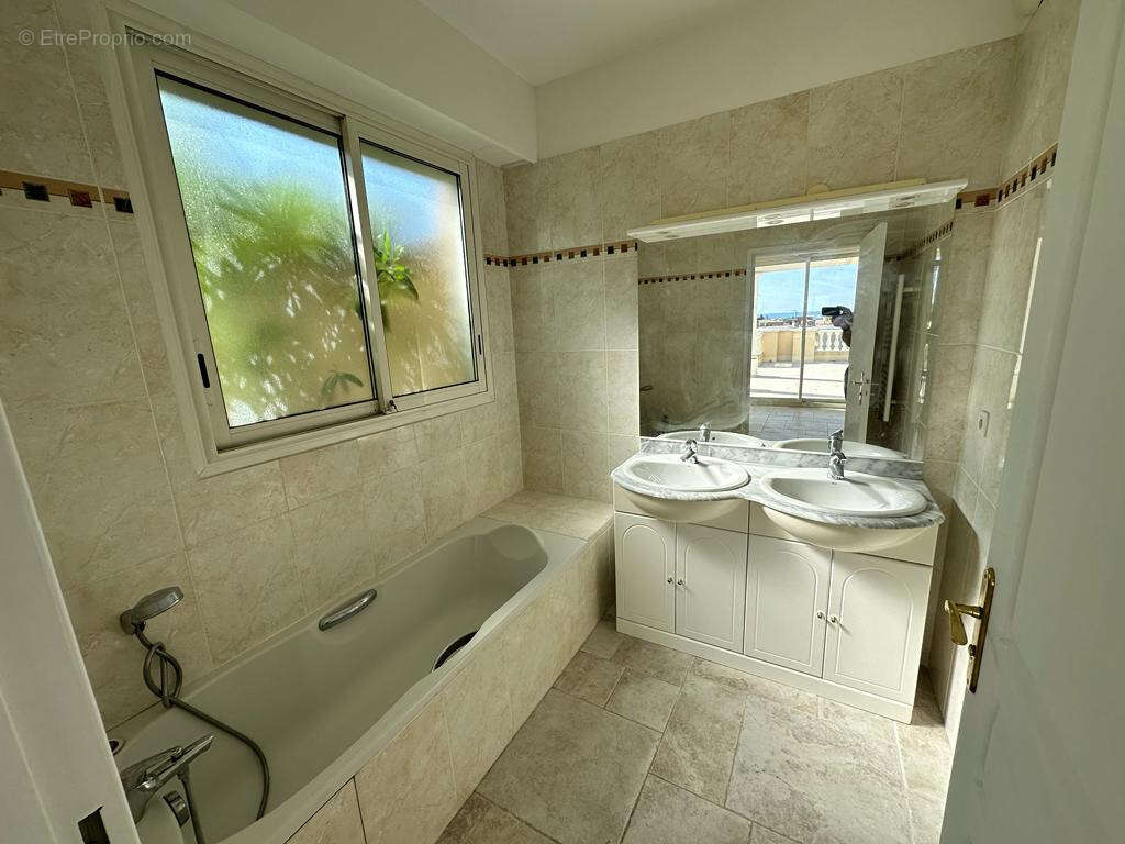 Appartement à SAINT-LAURENT-DU-VAR