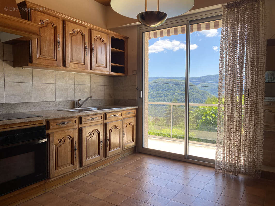 Maison à AVIGNON-LES-SAINT-CLAUDE