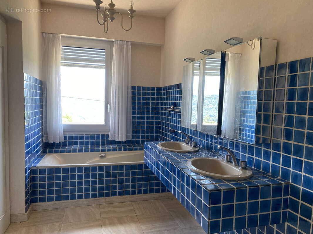 Maison à AVIGNON-LES-SAINT-CLAUDE