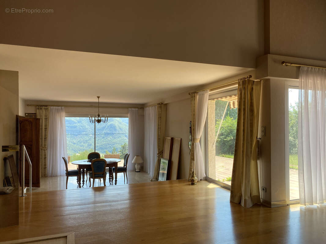 Maison à AVIGNON-LES-SAINT-CLAUDE