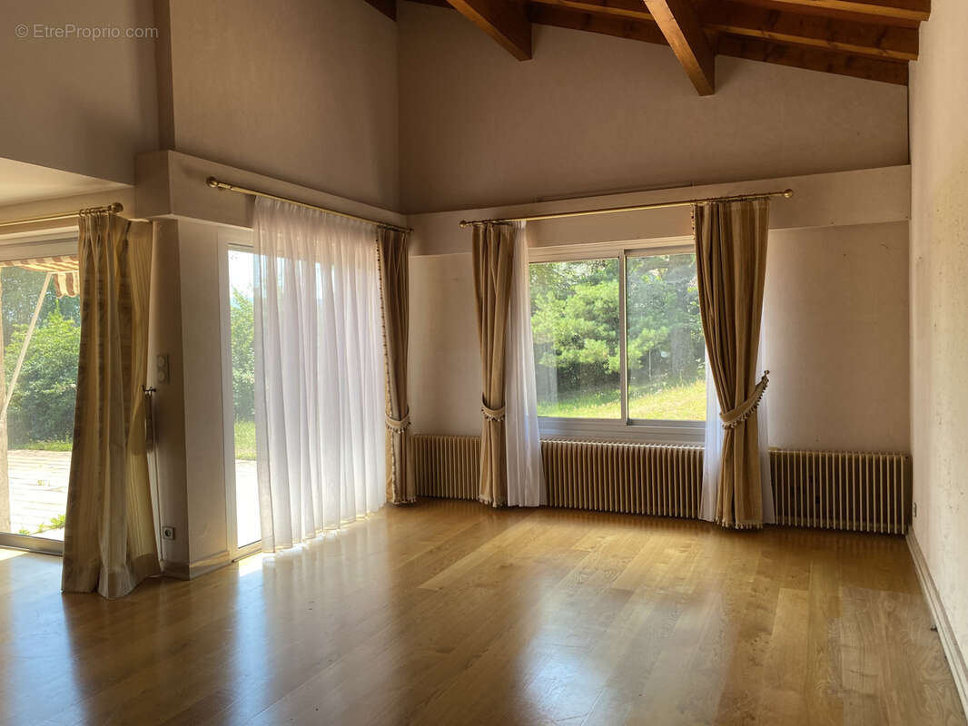 Maison à AVIGNON-LES-SAINT-CLAUDE