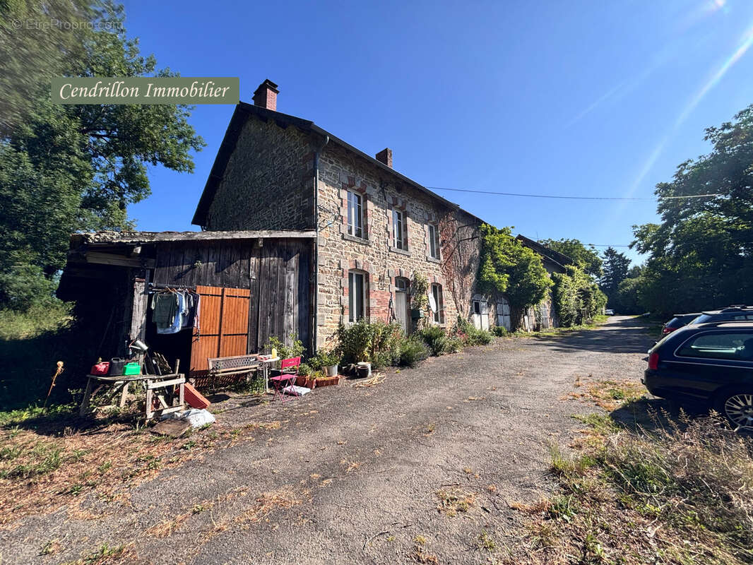 Maison à SAINT-PIERRE-CHERIGNAT