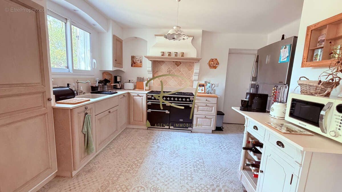 Maison à SAINT-SAUVEUR-DE-CRUZIERES