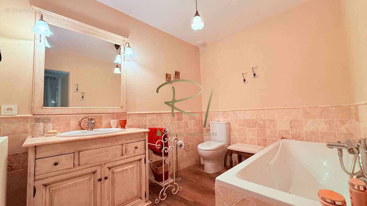 Maison à SAINT-SAUVEUR-DE-CRUZIERES