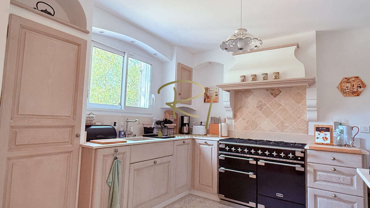 Maison à SAINT-SAUVEUR-DE-CRUZIERES