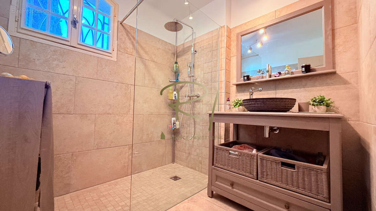 Maison à SAINT-SAUVEUR-DE-CRUZIERES