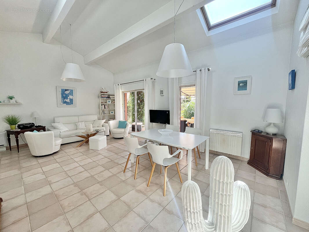 Maison à ROQUEBRUNE-SUR-ARGENS