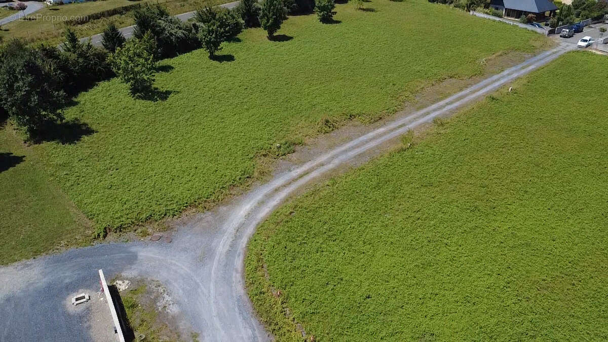 Terrain à LAMARQUE-PONTACQ