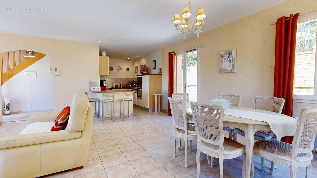 AP281407172025181548 - Maison à SAINT-CYPRIEN