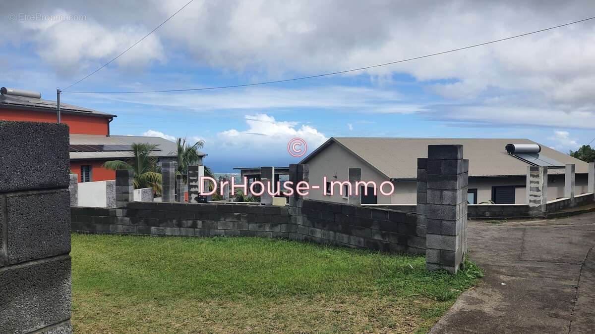 Terrain à LE TAMPON