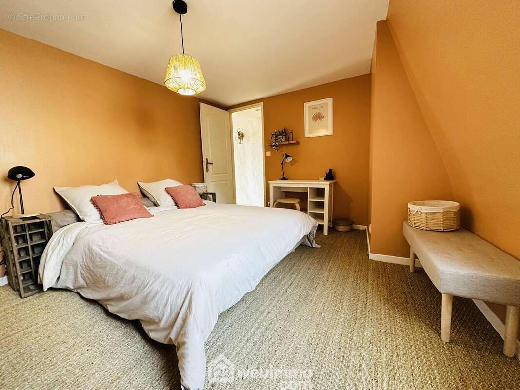 Voici la chambre de 14 m² avec ... - Appartement à LAON