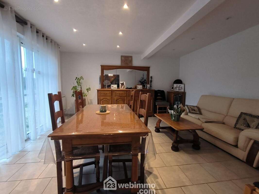 L'espace salon de 23 m² - Maison à SOISSONS