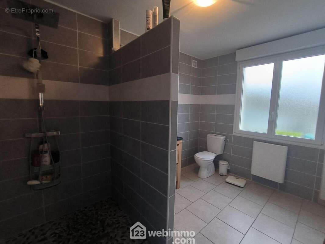 La salle d'eau de 9 m² avec douche italienne... - Maison à SOISSONS