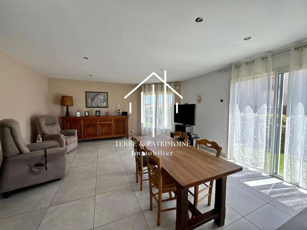 Maison à SAINT-ETIENNE-DE-FONTBELLON