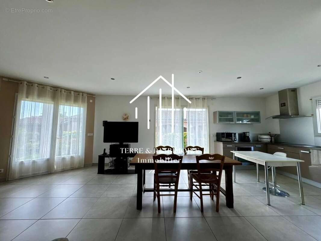 Maison à SAINT-ETIENNE-DE-FONTBELLON