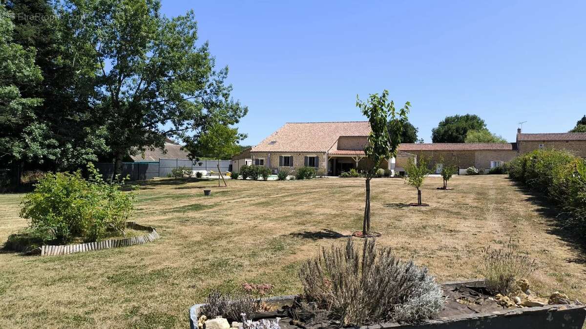 Maison à NANTEUIL-EN-VALLEE