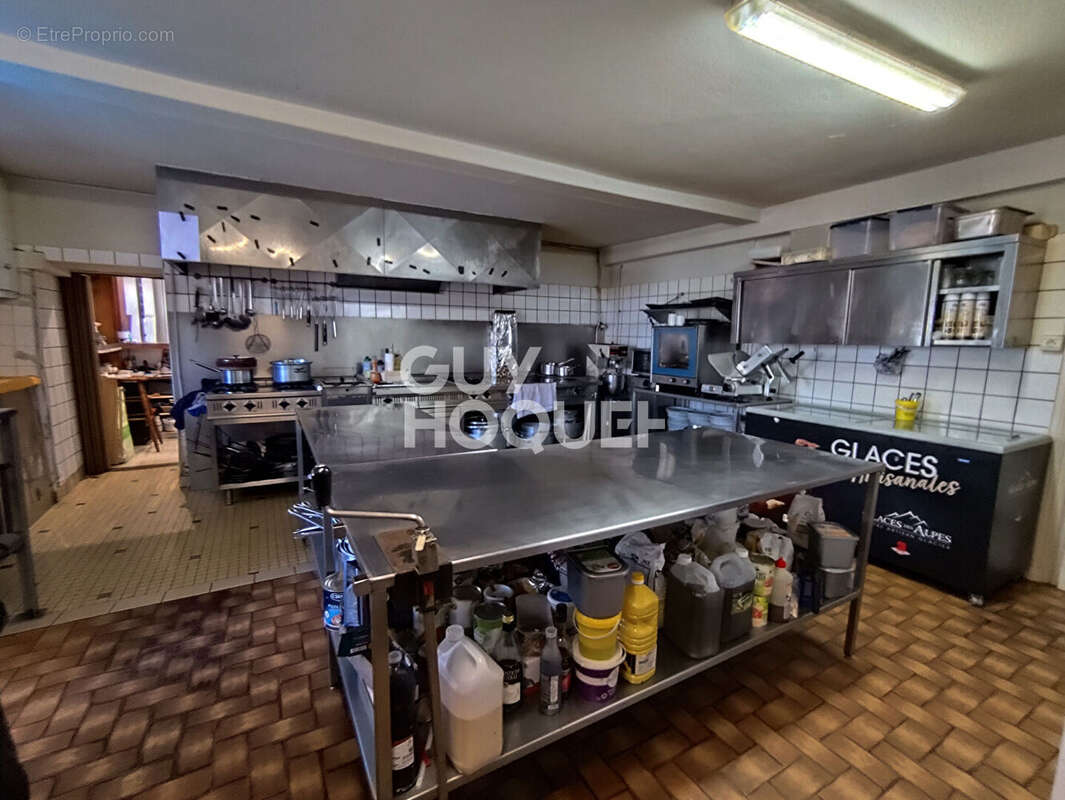 Commerce à MAGNEUX-HAUTE-RIVE