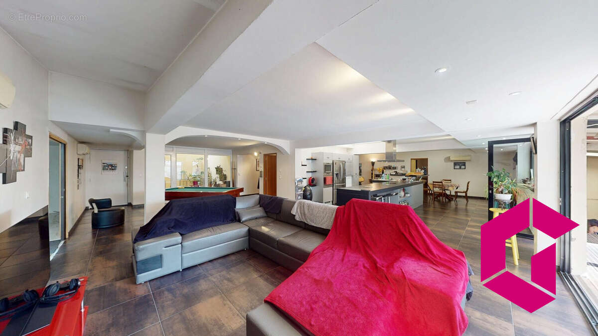 Appartement à LE CHAMBON-FEUGEROLLES