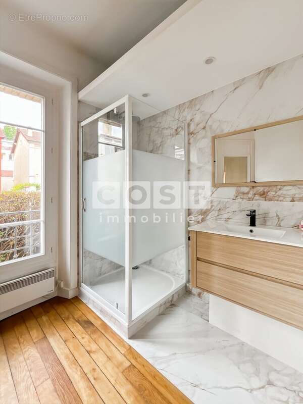 Appartement à COURBEVOIE