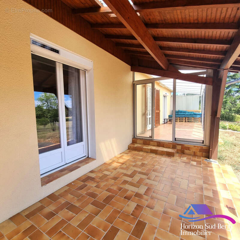 Véranda et terrasse accès pièce de vie - Maison à MONTCHEVRIER