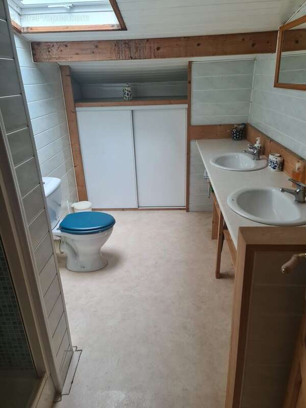 Salle d&#039;Eau / Wc étage - Maison à BERGERAC