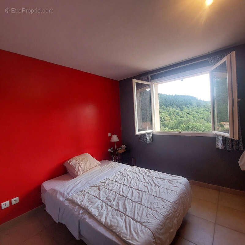 Maison à SAINT-JULIEN-BOUTIERES