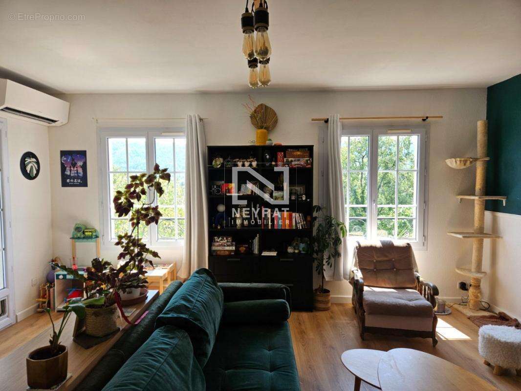 Appartement à BAGNOLS-EN-FORET