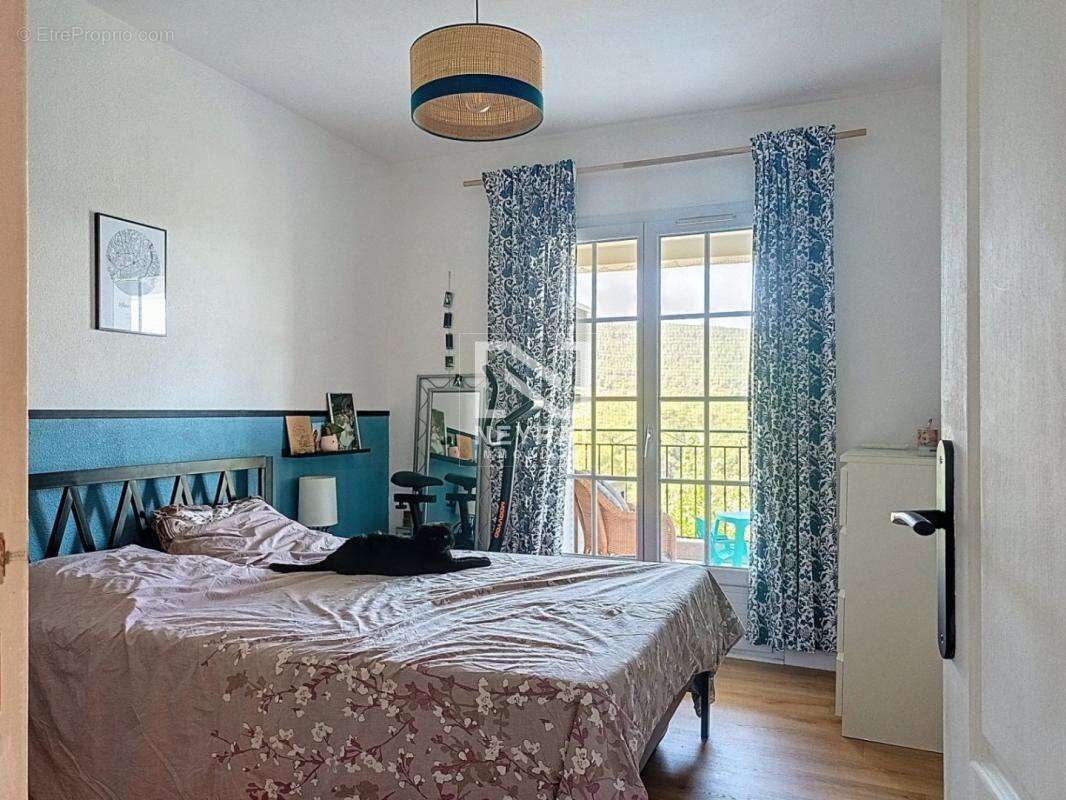 Appartement à BAGNOLS-EN-FORET