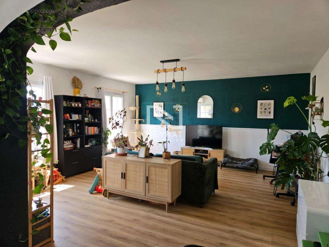 Appartement à BAGNOLS-EN-FORET