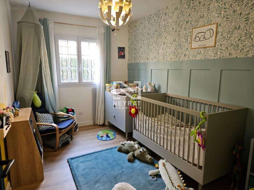 Appartement à BAGNOLS-EN-FORET