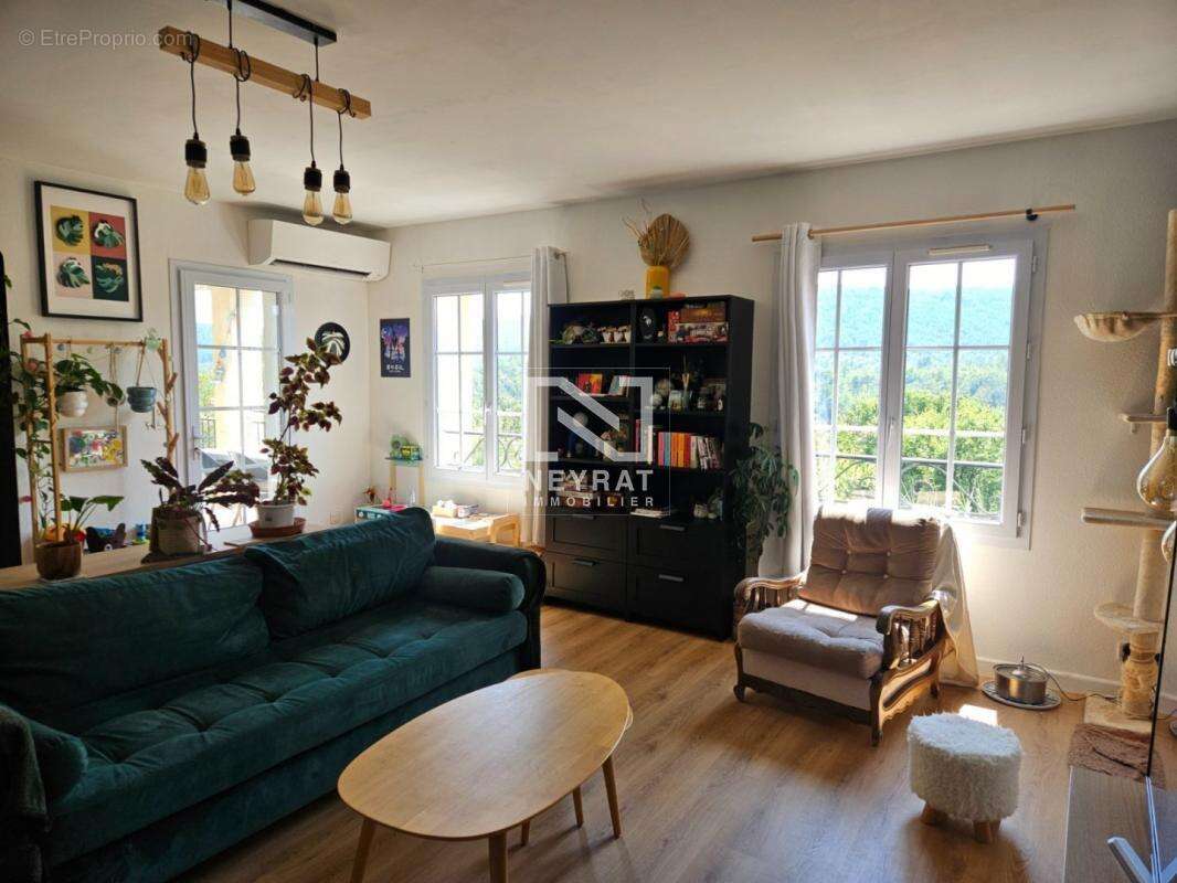 Appartement à BAGNOLS-EN-FORET