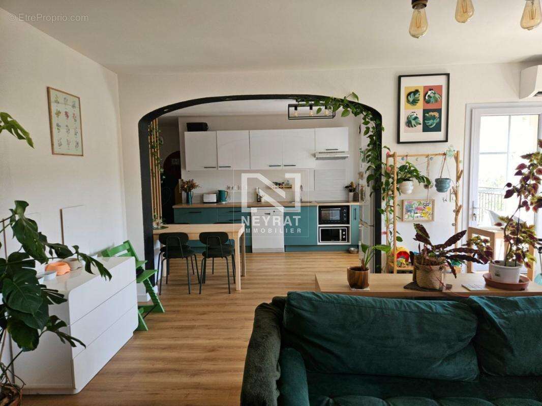 Appartement à BAGNOLS-EN-FORET