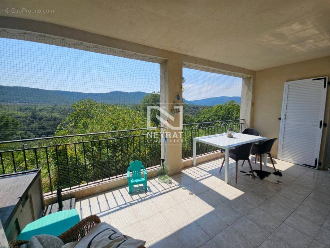 Appartement à BAGNOLS-EN-FORET