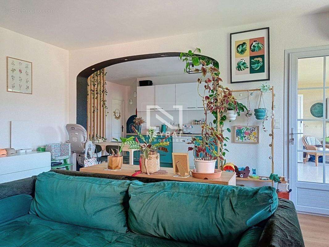 Appartement à BAGNOLS-EN-FORET