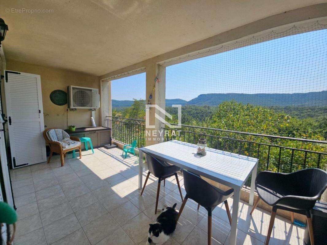 Appartement à BAGNOLS-EN-FORET