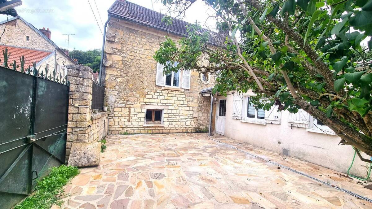 Maison à NESLES-LA-VALLEE