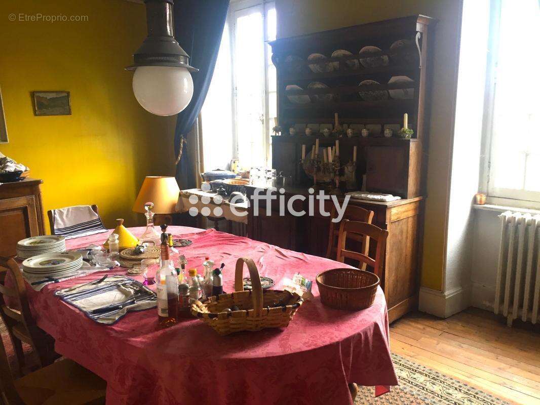 Maison à SAINT-REMY-EN-ROLLAT