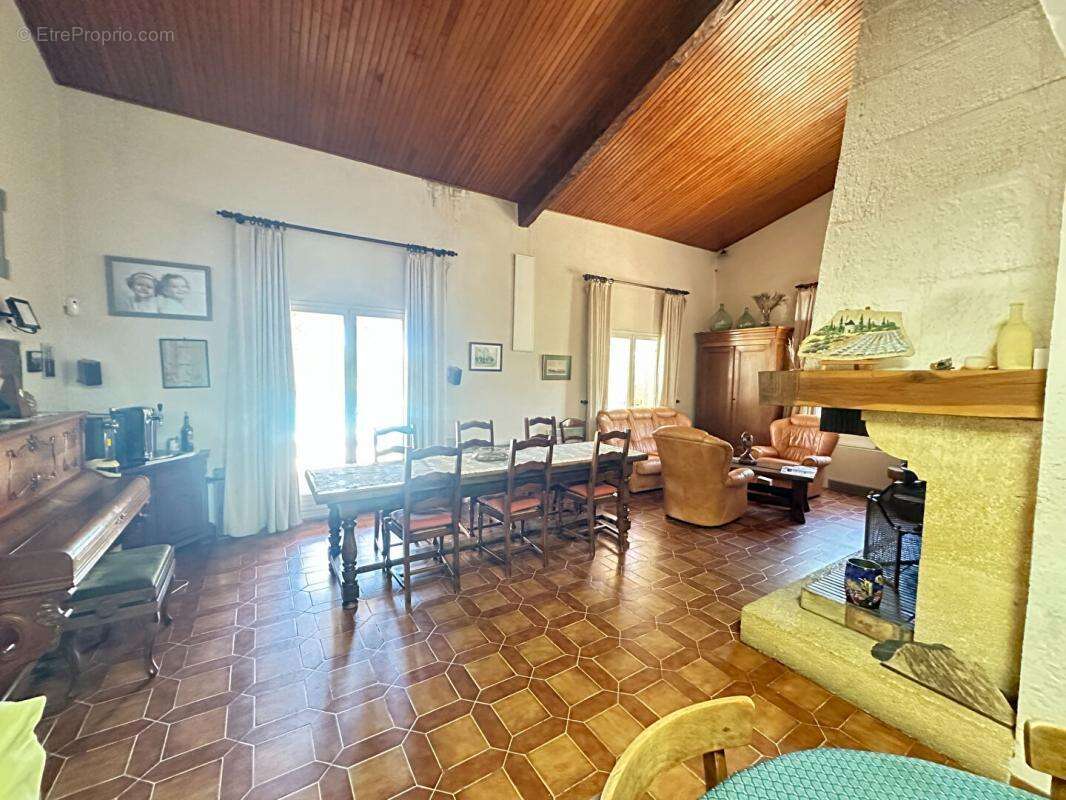 Maison à LA TOUR-D&#039;AIGUES