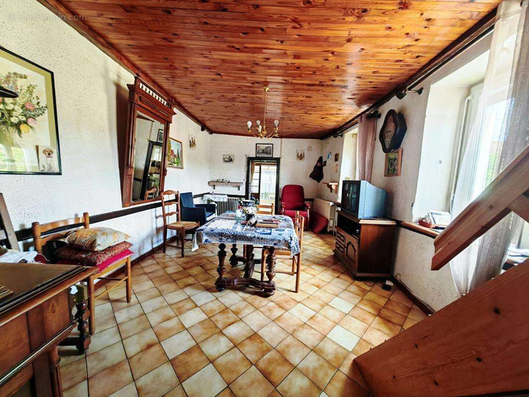 Maison à MARIGNA-SUR-VALOUSE