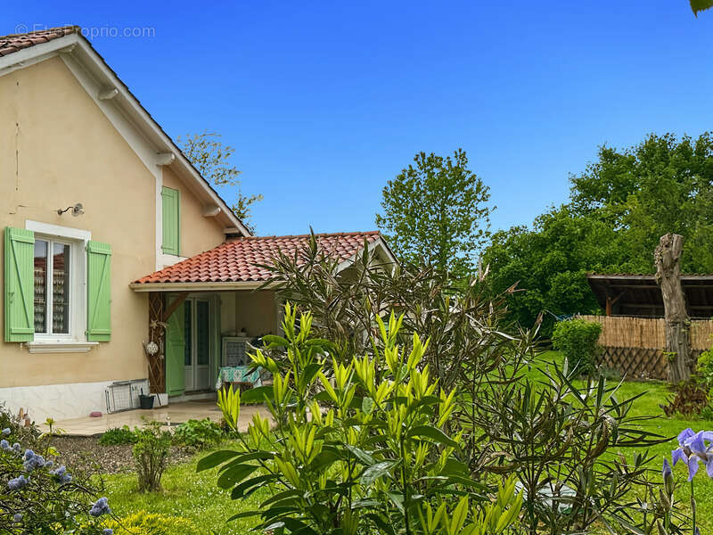 Maison à LADEVEZE-RIVIERE