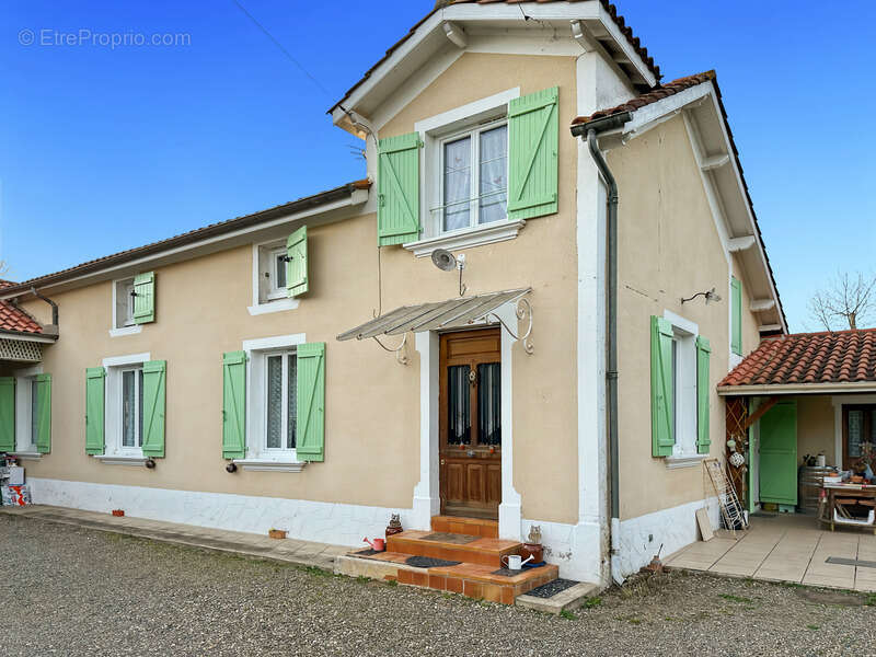 Maison à LADEVEZE-RIVIERE