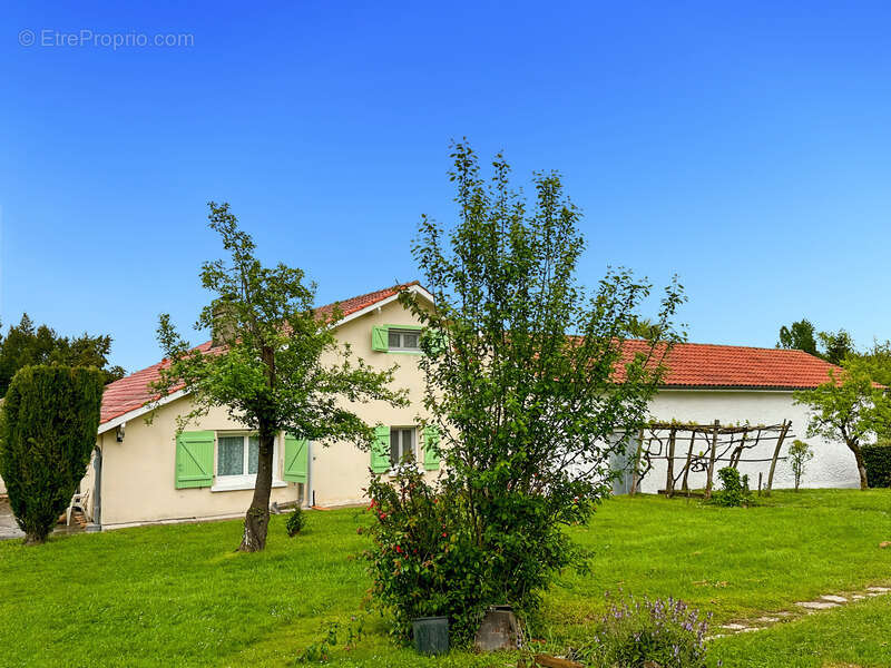 Maison à LADEVEZE-RIVIERE