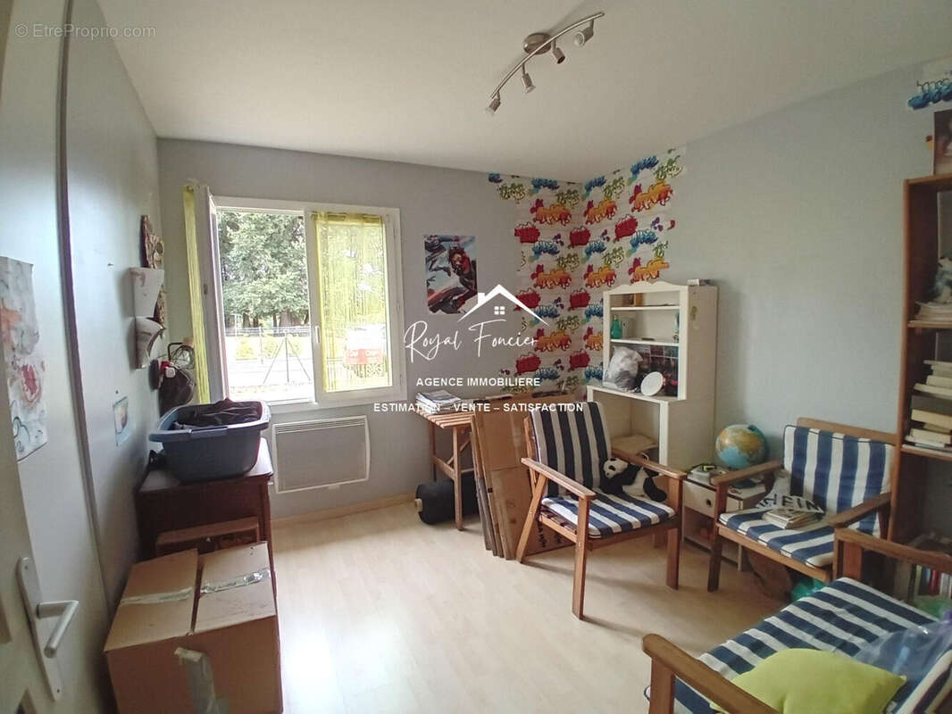 Chambre 1 avec placard  - Maison à DANGE-SAINT-ROMAIN