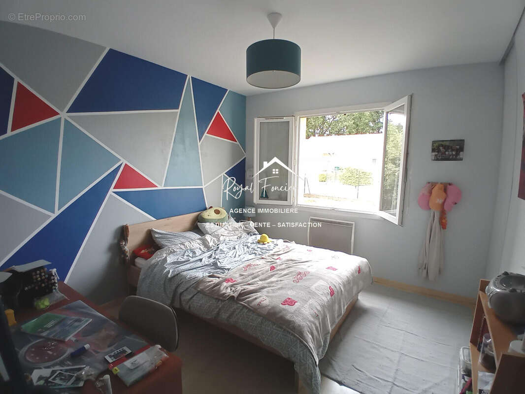 Chambre 2 avec placard  - Maison à DANGE-SAINT-ROMAIN