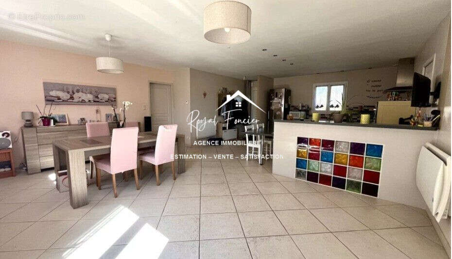 Pièce de vie de 40 m2 - Maison à DANGE-SAINT-ROMAIN